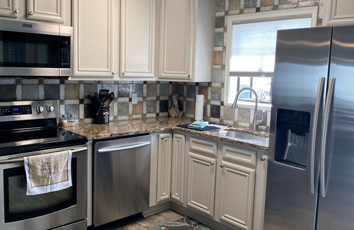 Miramar Beach House | LABOR DAY WKEND, 5 MIN 2 BCH, 2 KING SUITES, 2.5 BATH, POOL, 2 free spots park