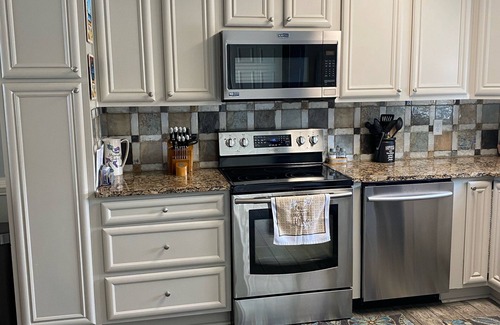 Miramar Beach House | LABOR DAY WKEND, 5 MIN 2 BCH, 2 KING SUITES, 2.5 BATH, POOL, 2 free spots park