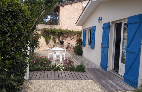 Lacanau-Ocean House | Lacanau-Océan 300m from the ocean, calm, detached house with blue shutters