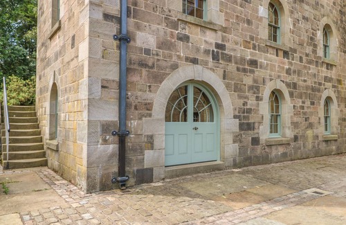 Longnor Apartment | LACEWOOD, romantic, luxury holiday cottage, with a garden in Longnor
