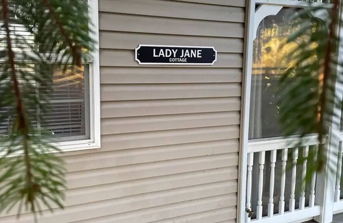 Elkton House | Lady Jane Cottage-Situated on a 250 Acre Riverfront Historic Farm