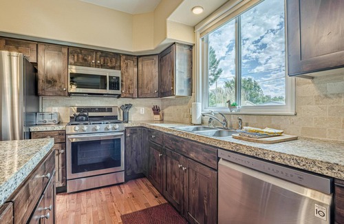 Fruita House | Ladybug III: Fire Pit, Bikes & King Suite Retreat