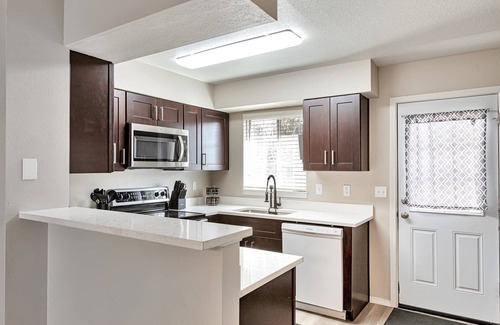 Lafayette House | Lafayette Townhouse Minutes from Good Samaritan Hospital