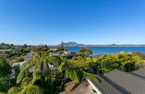 Taupo Apartment | Lago Vista - amazing lake views and location, spacious, private, modern and warm
