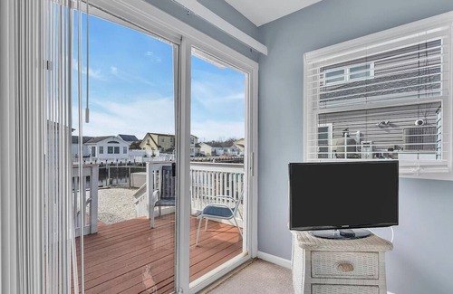 Manahawkin House | Lagoon-front home just minutes from the beach!