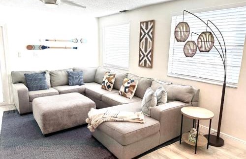 Redington Beach House | Laguna Azul - Sleeps 8 + Heated Pool + Walk to Beach