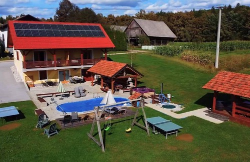 Metlika House | Lahinja & Kolpa River Apartment bis zu 4 Prs, Beheizter Pool, Sauna, Jakuzzi