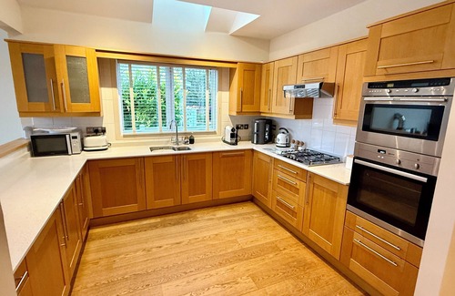 South Cerney Cabin | Lake Access, Hot Tub, 4+MBed, 3Bth, Landings, Cotswolds Water Park, Sth Cerney