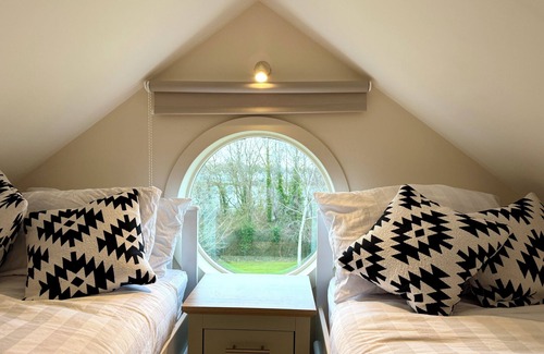 South Cerney Cabin | Lake Access, Hot Tub, 4+MBed, 3Bth, Landings, Cotswolds Water Park, Sth Cerney