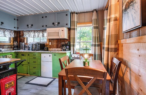 Gladwin Cottage | Lake Access & Kayaks: Gladwin Cottage Near Golfing