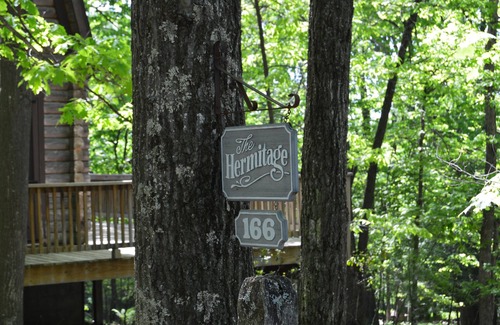 Sky Valley Cabin | Lake Access Log Cabin perfect for Gatherings. Community Beach. Tot Lot.