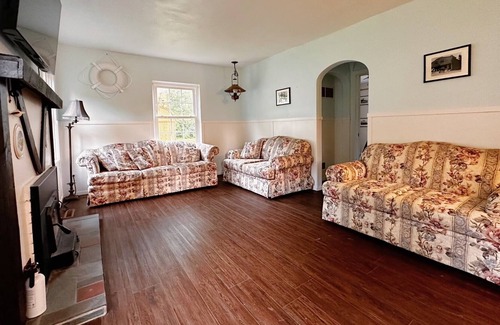 Cedar Lake House | LAKE ACCESS, spacious lake home perfect for large families and events, +kayaks