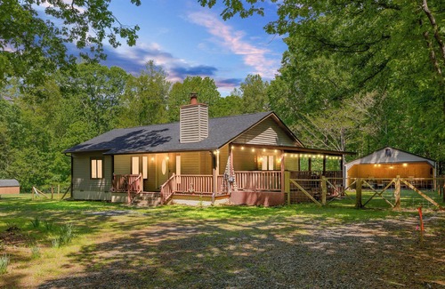 Livingston House | Lake Anna Rental-3min walk! Gated 3BR, covered game barn, king bed, 2 fire pits