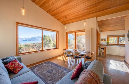 Wanaka House | Lake and mountain views from this lakeside location