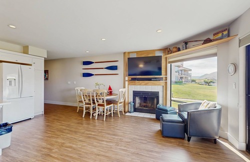 Chelan Condo | Lake and pool-view condo with beach access, 5 pools, hot tub, & balcony