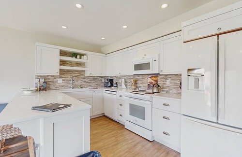 Chelan Condo | Lake and pool-view condo with beach access, 5 pools, hot tub, & balcony