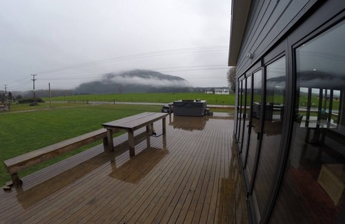 Atiamuri House | Lake Atiamuri 800m from boat ramp, wakeboard, bike the Waikato trail