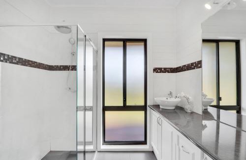 Mansfield House | Lake Breeze