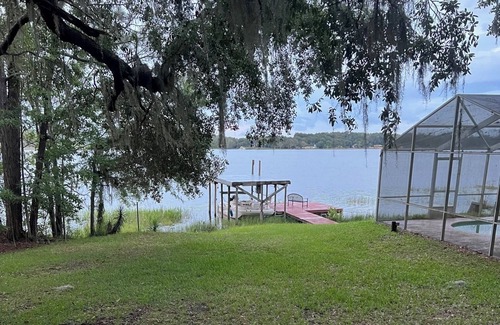 Pomona Park Cabin | Lake Broward rustic cabin with pool!