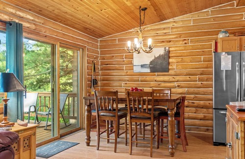 Oxford Cabin | LAKE Cabin, KING BED, 25 min to Dells, large yard!