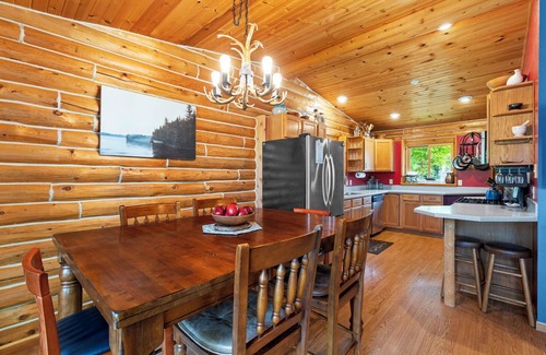 Oxford Cabin | LAKE Cabin, KING BED, 25 min to Dells, large yard!