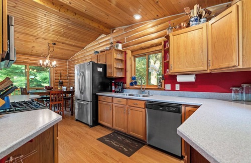 Oxford Cabin | LAKE Cabin, KING BED, 25 min to Dells, large yard!