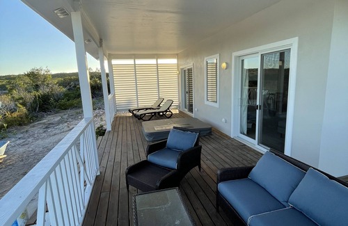 William's Town Cottage | Lake Cottage: Relaxing Cottage with jacuzzi -2 mn walk to Tropic of Cancer beach