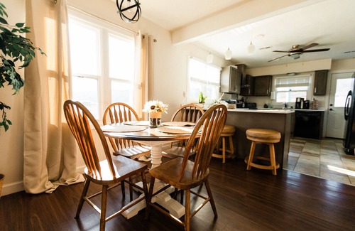 Somerset Cottage | LAKE CUMBERLAND, FENCED YARD, FIRE PIT, HOT TUB, 100 meg internet, FIREPLACE
