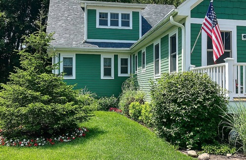 Delavan Lake Cottage | Lake Delavan Hideaway - Carl’s Cottage - Water View Bliss, Dock & Cozy Fireplace