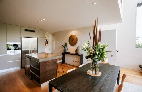 Wanaka Apartment | Lake Edge | Central lakefront apartment | 3 bed