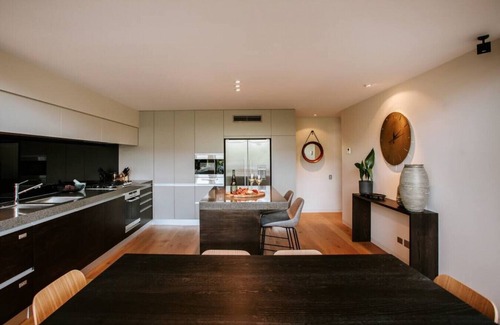 Wanaka Apartment | Lake Edge | Central lakefront apartment | 3 bed