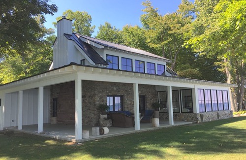 North East Cottage | Lake Erie Lakefront Custom Built Cottage ~ Amazing Sunsets ~ Private!