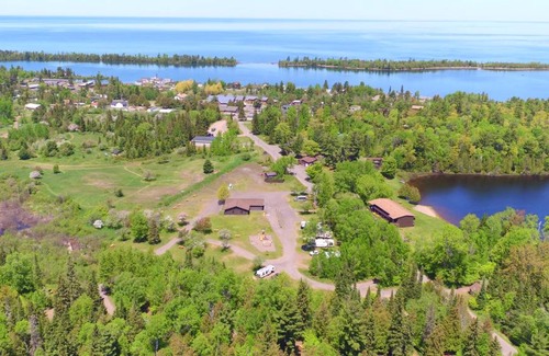 Copper Harbor Hotel | Lake Fanny Hooe Resort-2 Bed With Balcony #11 Hotel Room