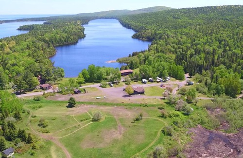 Copper Harbor Hotel | Lake Fanny Hooe Resort-2 Bed With Balcony #11 Hotel Room