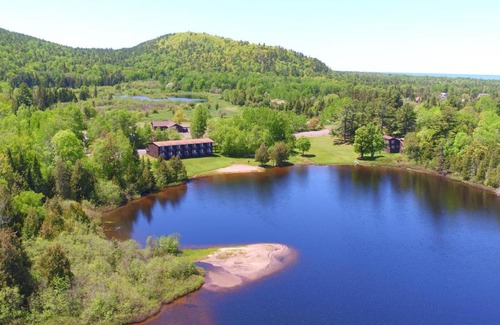 Copper Harbor Hotel | Lake Fanny Hooe Resort-2 Bed With Balcony #11 Hotel Room