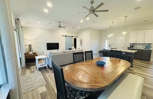 Tool House | Lake Front 4BR + Dock & Paddle Boards, Water front & Sunset Views