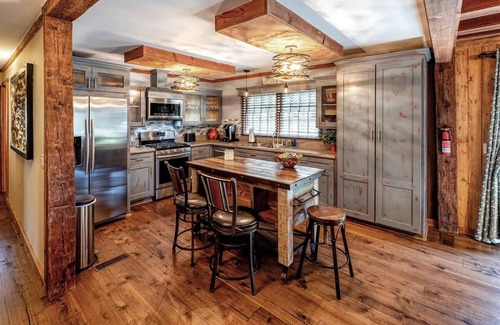 Topton Cabin | Lake Front Cabin with Private Dock, Hot tub and Fire Pit