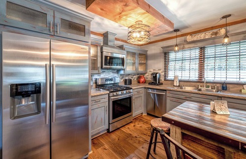 Topton Cabin | Lake Front Cabin with Private Dock, Hot tub and Fire Pit