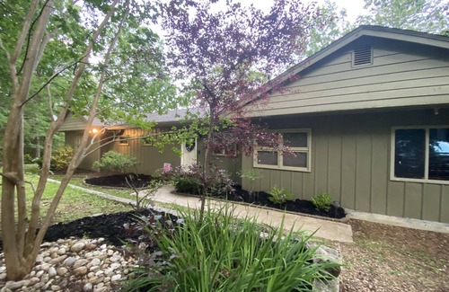 Rockwood Cottage | Lake Front Cottage w/dock-Sleeps 10-1story-Relax-Dog Friendly