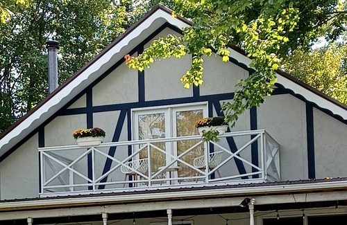 Lake Cottage | Lake Front Getaway-Fun for the whole family!