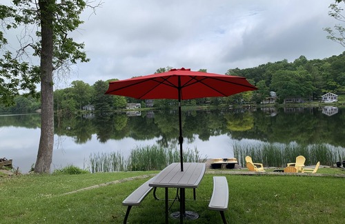 Killingworth House | Lake Front home, dock w/2 kayaks, firepit, grill, pedal boat. Lv2 EV charger