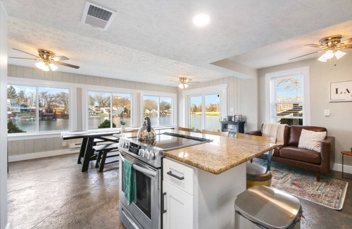 Portage Lakes Apartment | Lake Front|Kayaks|Huge Game Room|Sleeps 8