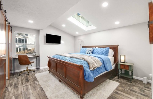 Portage Lakes Apartment | Lake Front|Kayaks|Huge Game Room|Sleeps 8