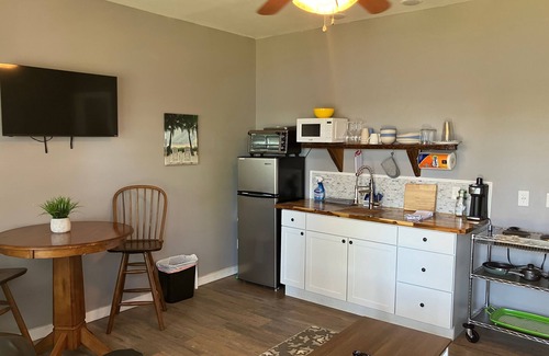Southport Cottage | Lake Front Rental in Panama City with Kayak, EV Charger, & Dock - Dog Friendly