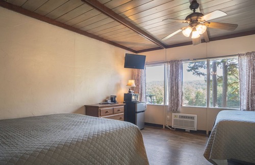 Royal House | Lake front room on Lake Ouachita!