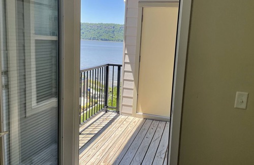 Getty Square Apartment | Lake Front Updated apartment with Amenities