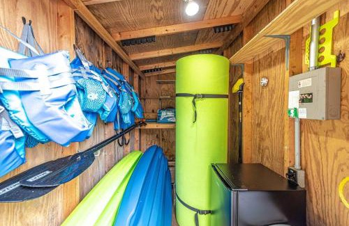 Bracey House | Lake Gaston Duo Kayaks and Dock Duplex 4000+ sq ft