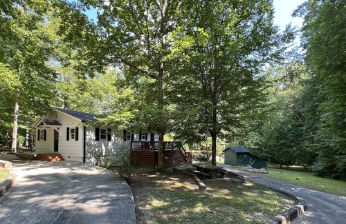 Macon Cottage | Lake Gaston lake house The 19th Hole