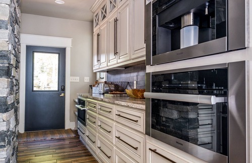 Henrico House | Lake Gaston Main lake Private Sandy Beach -SPECTACULAR