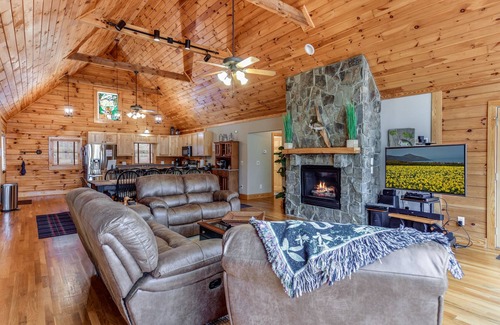 Littleton Cabin | Lake Gaston Waterfront Log Cabinn